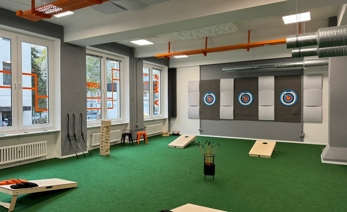 Ein Raum mit einer Zielscheibe und einem Dartboard, bereit für ein spannendes Dartspiel.