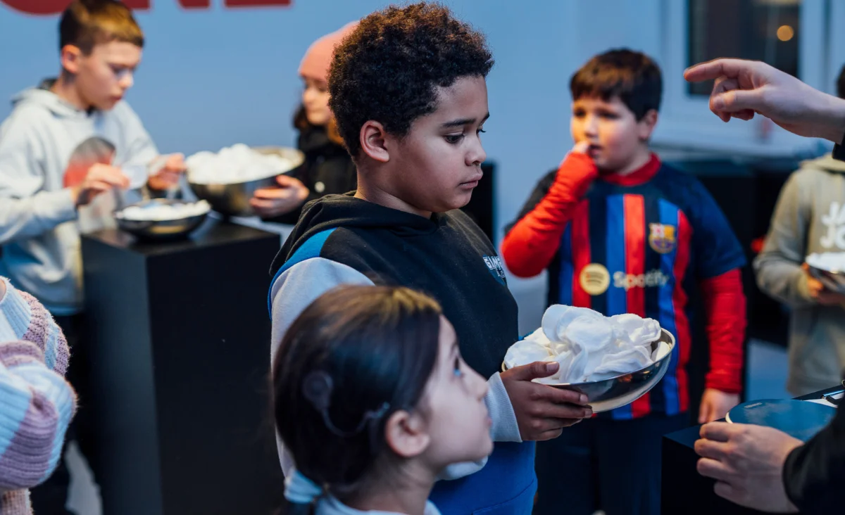 Kinder genießen Essen auf einer fröhlichen Geburtstagsfeier in Düsseldorf.