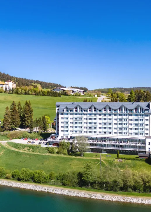 Das Hotel liegt malerisch am Ufer eines Sees und bietet eine atemberaubende Aussicht auf das Wasser.