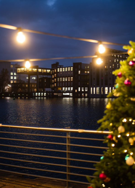 Weihnachtsmarkt an der Spree. Ein Bild, das Weihnachtsbaum, Weihnachten, Baum, draußen enthält.