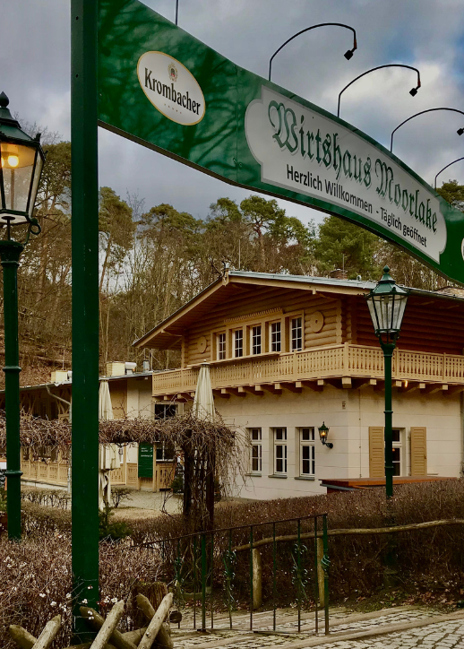 Einfahrt zum historischen Wirtshaus Moorlake.