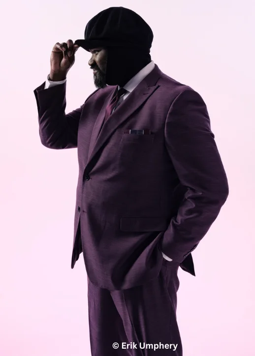 Gregory Porter trägt einen lila Anzug und Hut bei einem Fotoshooting.