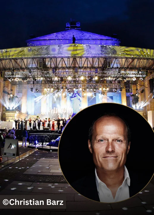 Künstler Joja Wendt in Anzug und Krawatte vor einer großen Bühne beim Joja Wendt Classic Open Air am Gendarmenmarkt.