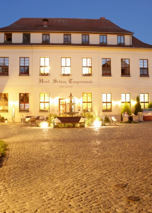 Ein großes Gebäude mit vielen Fenstern, das eine moderne Architektur zeigt.