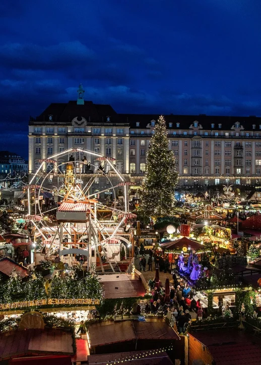 Weihnachtsmarkt in Dresden mit festlich geschmückten Ständen und Lichtern, die eine gemütliche Atmosphäre schaffen.