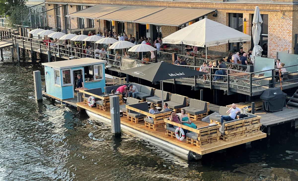 Restaurant auf einem Boot im Fluss, ausgestattet mit einem sonnigen Deck für entspannte Mahlzeiten im Freien.