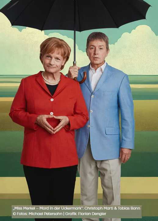 Schauspieler unter einem Regenschirm, die 'Miss Merkel in der Komödie am Kurfürstendamm' aufführen.