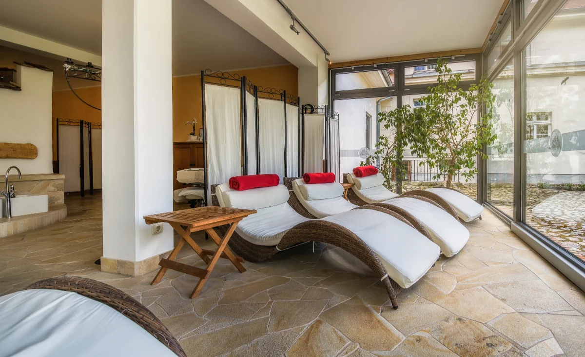 Heller Spa-Raum mit großem Fenster und Terrasse im Wasserschloss Mellenthin auf Usedom.