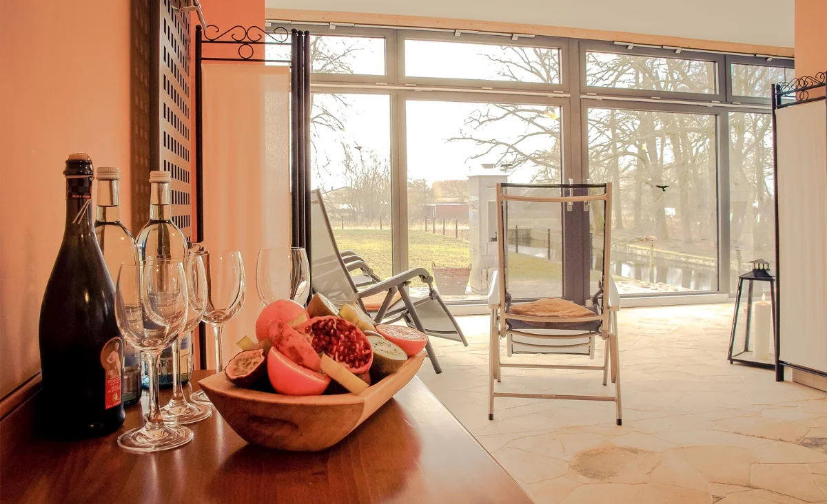 Eine Obstschüssel und Wein auf einem Tisch im Wasserschloss Mellenthin auf Usedom.