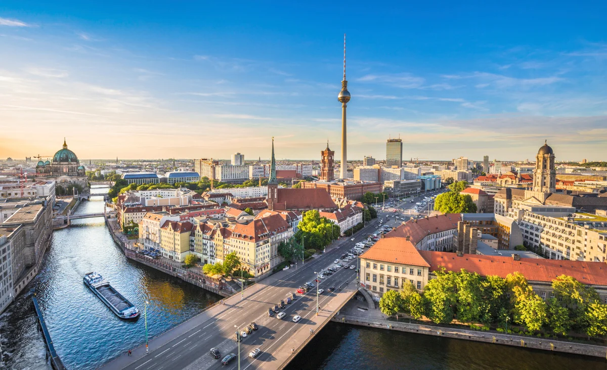 Berliner Skyline bei Sonnenuntergang mit dem Fernsehturm und dem Fluss, ideal für eine romantische Flusskreuzfahrt.