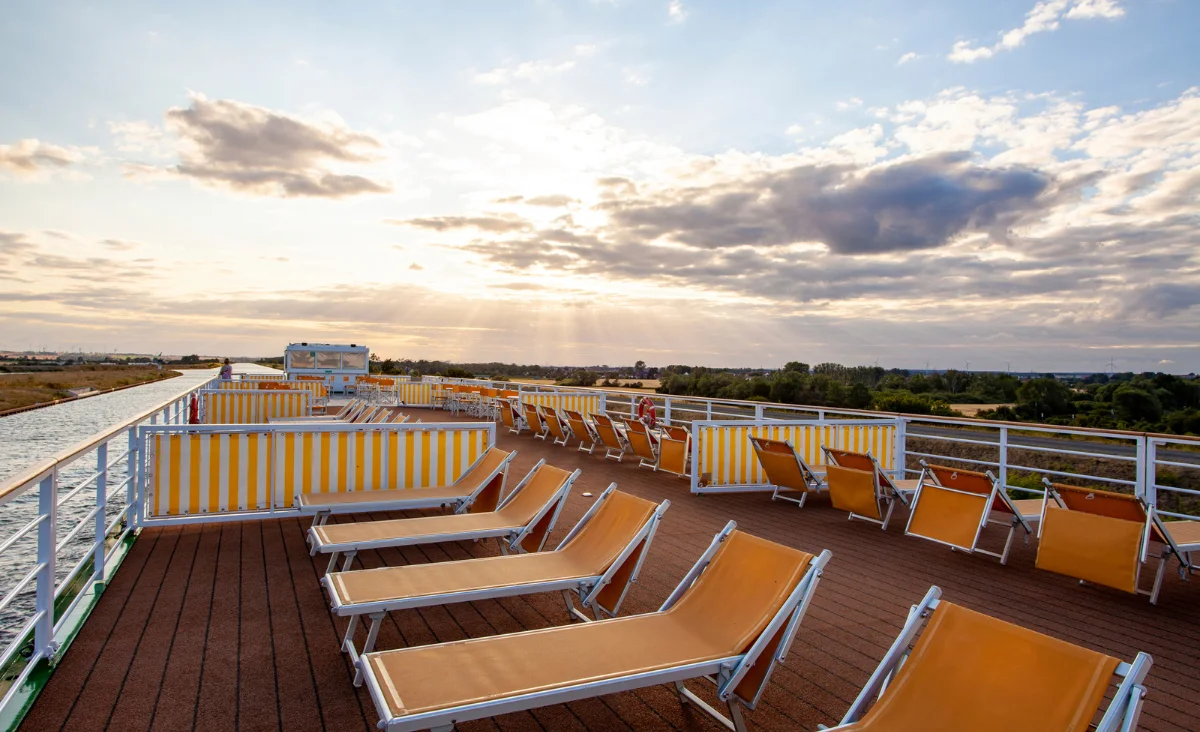 Bewölkter Himmel über dem Bootsdeck MS Thurgau Chopin bei einer 8-tägigen Flusskreuzfahrt für zwei Personen.