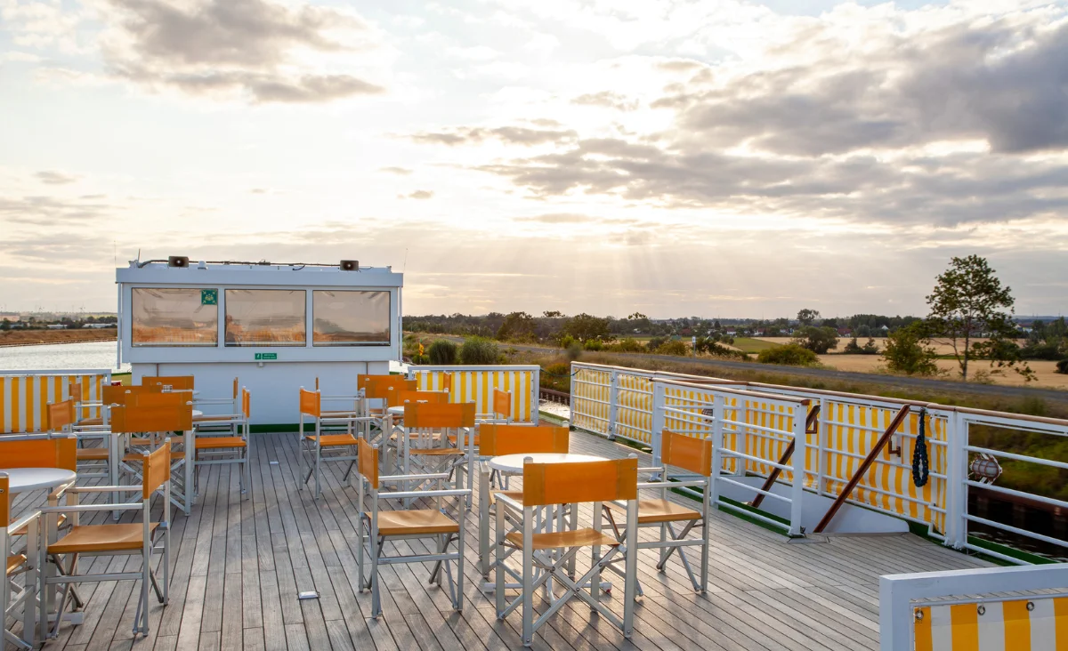 Bewölkter Himmel über dem Bootsdeck MS Thurgau Chopin bei einer 8-tägigen Flusskreuzfahrt für zwei Personen.