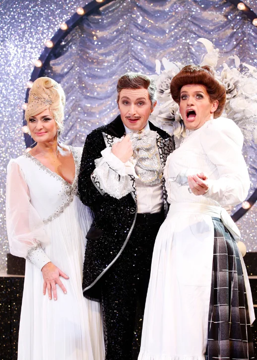 Drei Personen in weißen Kleidern und ein Mann im Smoking, während der Operette "Frau Luna" im Tipi am Kanzleramt.