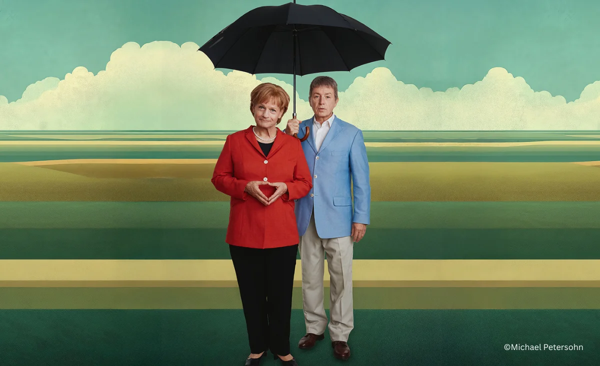 Unter einem Regenschirm stehen ein Mann und eine Frau, die die witzige Stimmung der Miss Merkel Komödie genießen.