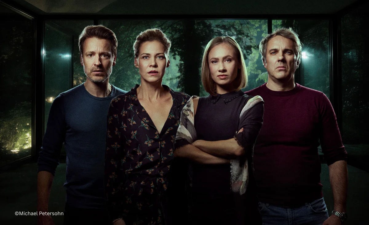 Die Darsteller der TV-Serie "The Stranger", einer Geistergeschichte-Komödie, zeigen sich fröhlich in einer Gruppenaufnahme.