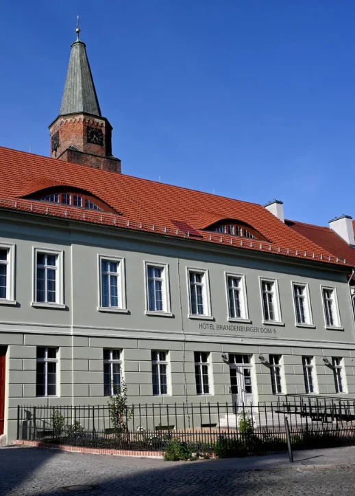 Hotel Brandenburger Dom in Brandenburg an der Havel, erkennbar an seinem großen Gebäude mit Uhrturm.