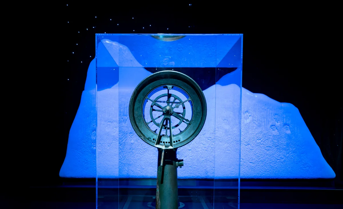 Eine Glasvitrine zeigt ein großes Metallobjekt, das zur Ausstellung "Titanic - Die Ausstellung" gehört.