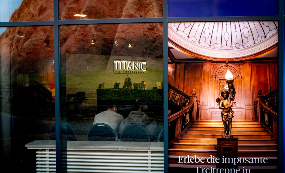 Eingang zum Titanic Museum, mit dem Titel "Titanic - Die Ausstellung" über der Tür.