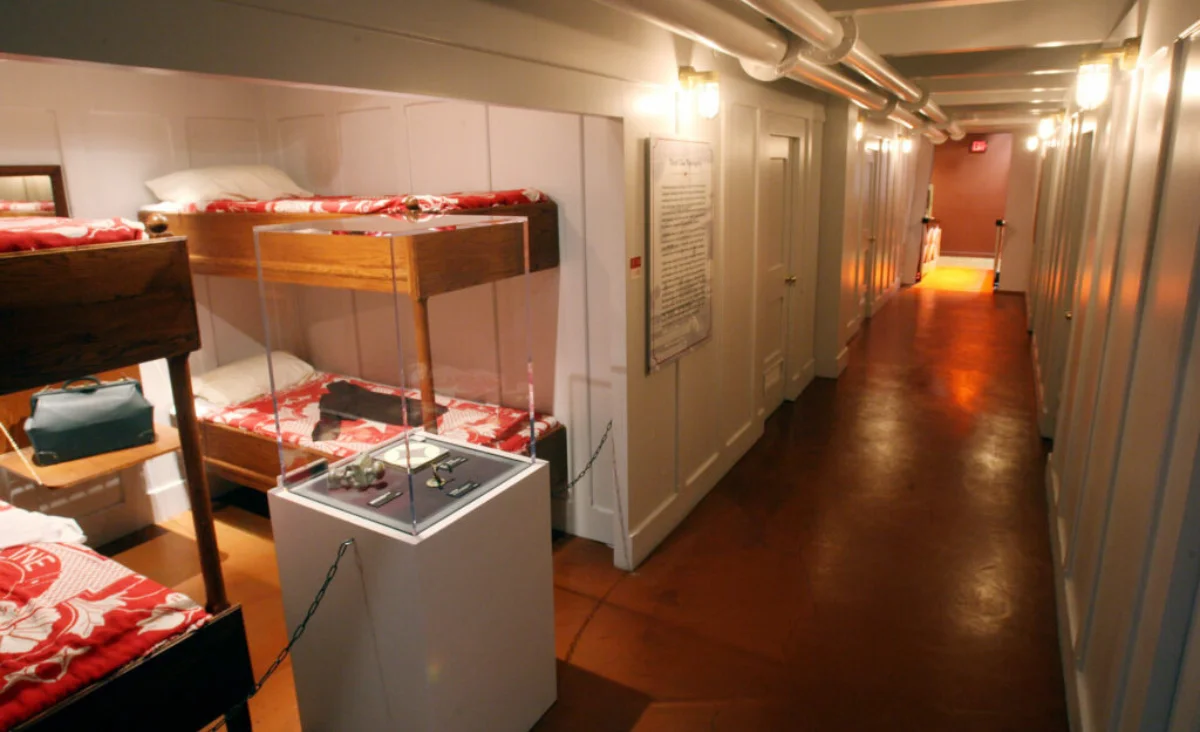 Ein Flur mit Etagenbetten, Teil der Titanic-Ausstellung
