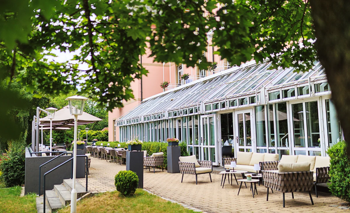 Außenbereich eines Wellnesshotels mit Glasveranda