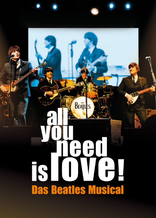 Vier Musiker in Anzügen spielen auf einer Bühne vor einer Leinwand mit einem schwarz-weißen Bild der Beatles, darunter der Schriftzug 'all you need is love! Das Beatles Musical' - Stars in Concert Estrel Showtheater.