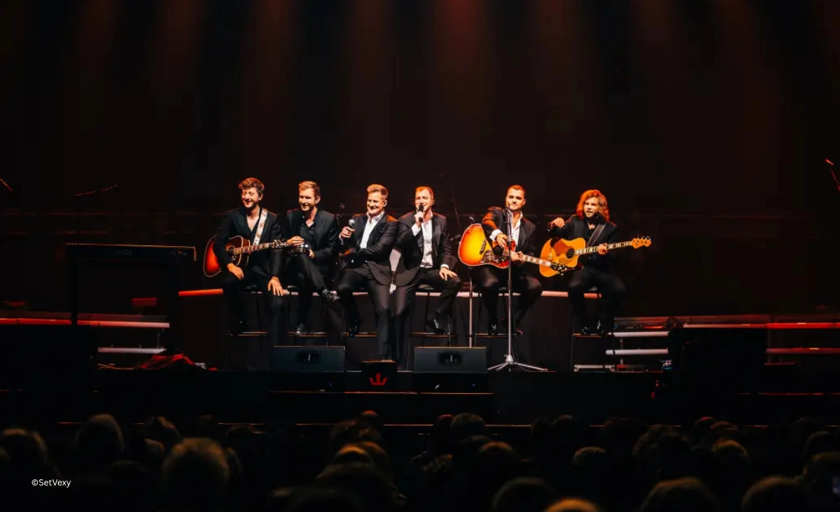 Bee Gees by MainCourse Band sitzend auf der Bühne bei einem Live Konzert