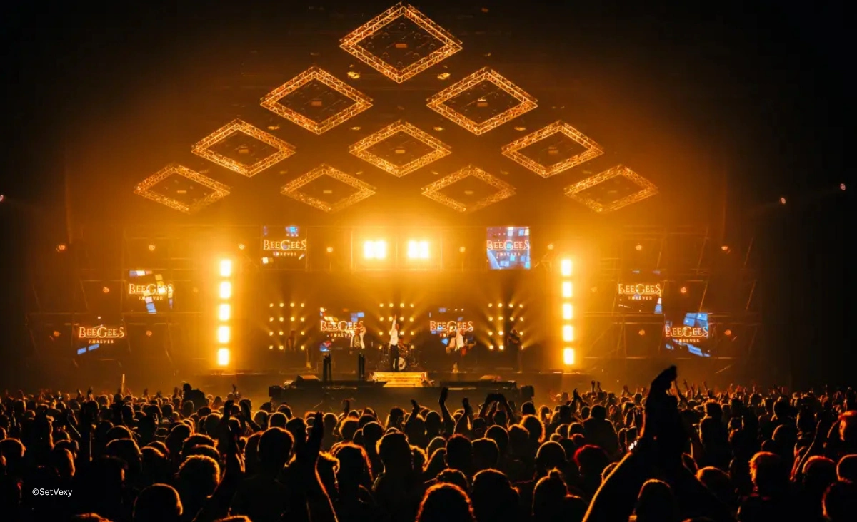 Bee Gees by MainCourse Konzert mit großer Lichtshow und begeistertem Publikum