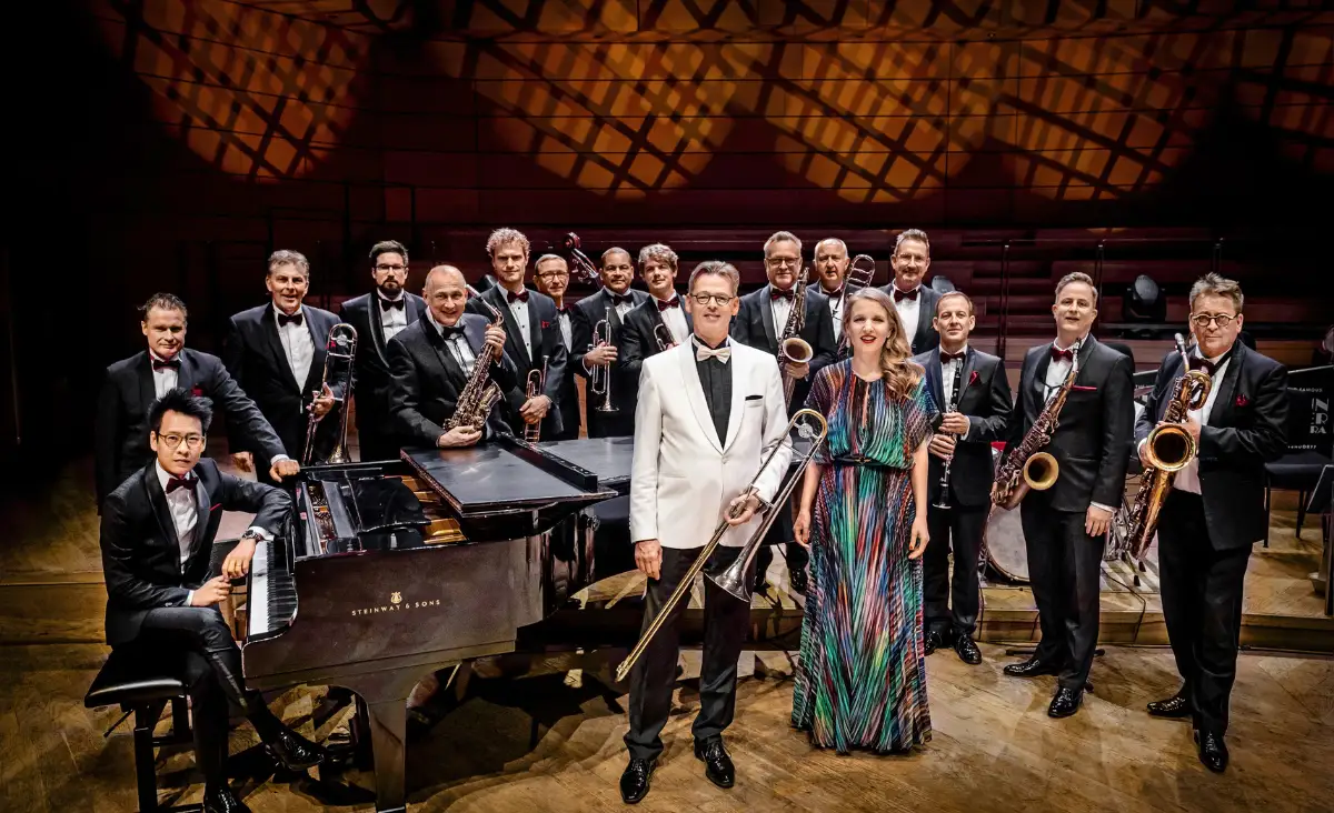 Glenn Miller Orchestra Musiker mit Instrumenten und Sängerin auf der Konzertbühne