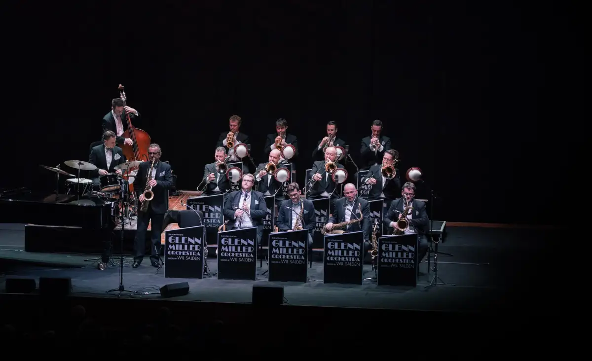 Glenn Miller Orchestra Big Band auf der abgedunkelten Bühne bei einer Live-Performance