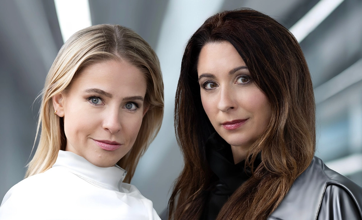 Queenz of Piano Duo in hellen eleganten Designer-Outfits im Porträt.